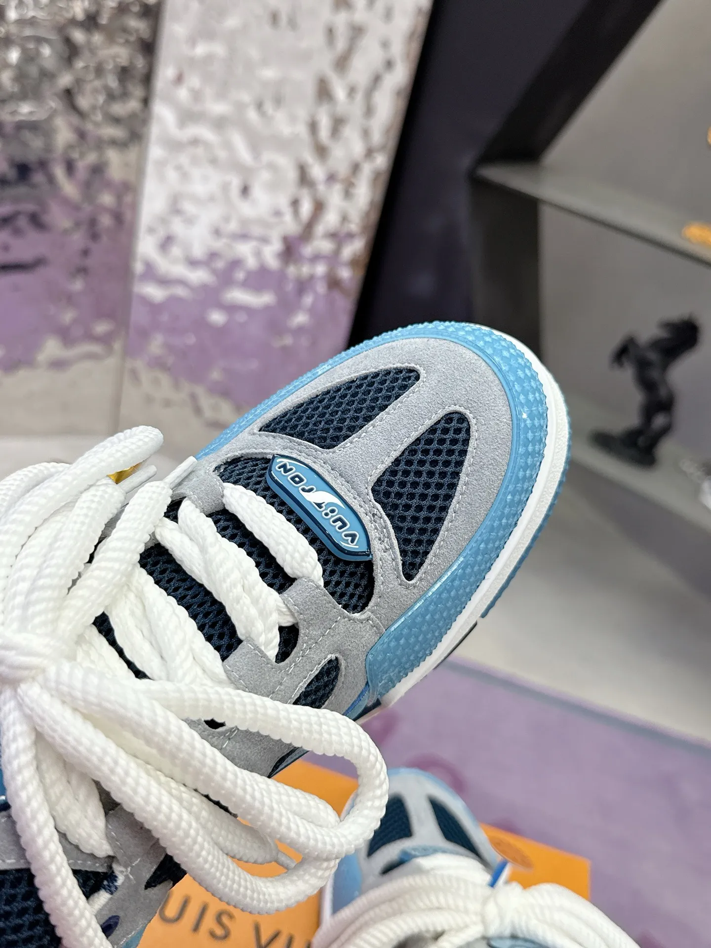Factory price: 760💰 𝙇𝙑 𝟐𝟎𝟐5 𝐒𝐒 𝐧𝐞𝐰 Officially synchronized new colors💗 Louis Vuitton catwalk skateboard shoes are a hit, LOUIS VUITTON Trainer is undoubtedly one of the most successful Sneakers launched by luxury brands, but the pace of exploration will not stop. LOUISVUITTON will also bring a new series of skateboard shoes in the spring of 2025. The new series in the picture returns to the 90s Chunky Skate Shoes look and feel. The uppers are made of leather and mesh. The fat silhouette and thick shoelaces are very eye-catching. It is expected to have quite a few colors like the Trainer. Judging from the previous DIOR show skate shoes, this chunky style may be even stronger next year.  💎 LV small bread series LV bread shoe series 😘 Couple model Size: Female 35-40 Male 39-44, customized 45, 46